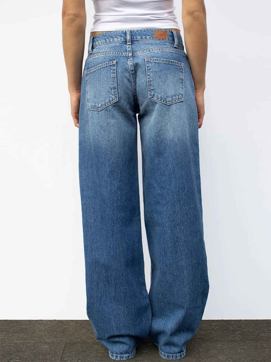 Blaue Jeanshose mit niedriger Taille