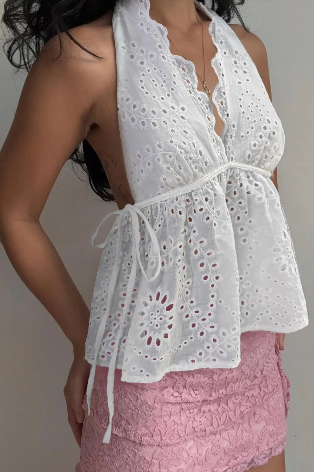 Blouse blanche bohème chic à motifs ajourés avec col en V et ceinture à nouer pour un style léger