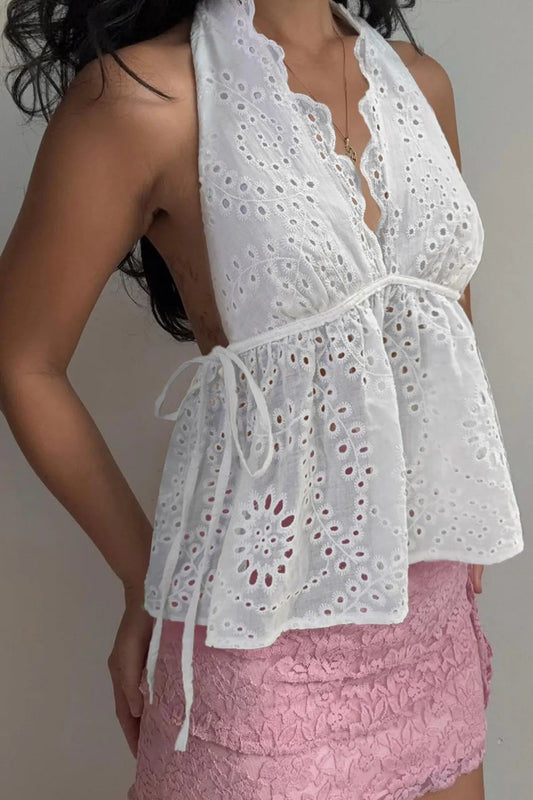 Blouse blanche bohème chic à motifs ajourés avec col en V et ceinture à nouer pour un style léger