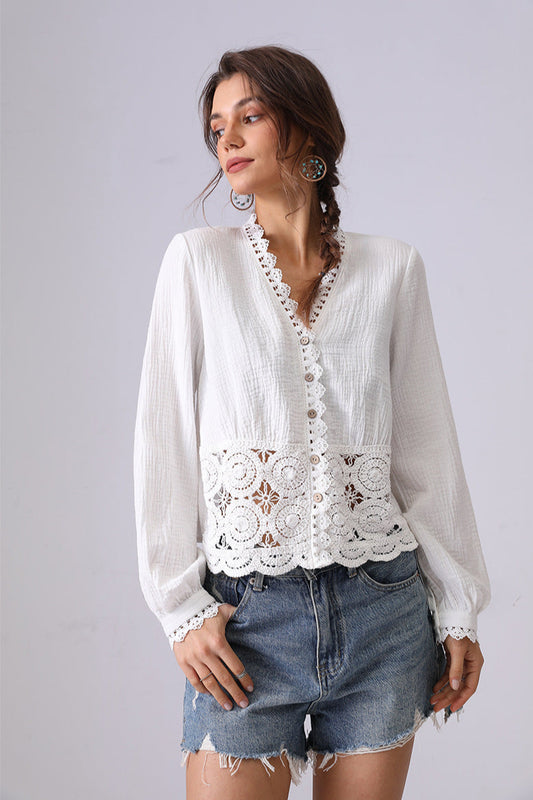 Blouse scandinave style Stockholm blanche avec détails en dentelle portée avec un short en jean