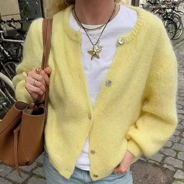 Cardigan doux look clean girl jaune pastel en maille moelleuse porté avec un t-shirt blanc