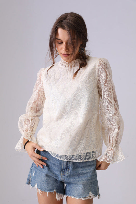 Femme portant un chemisier dentelle beige à manches longues avec un col volanté, style élégant My Store