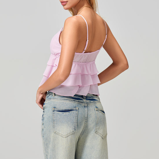 Femme portant un haut court rose pastel été avec volants et fines bretelles de My Store
