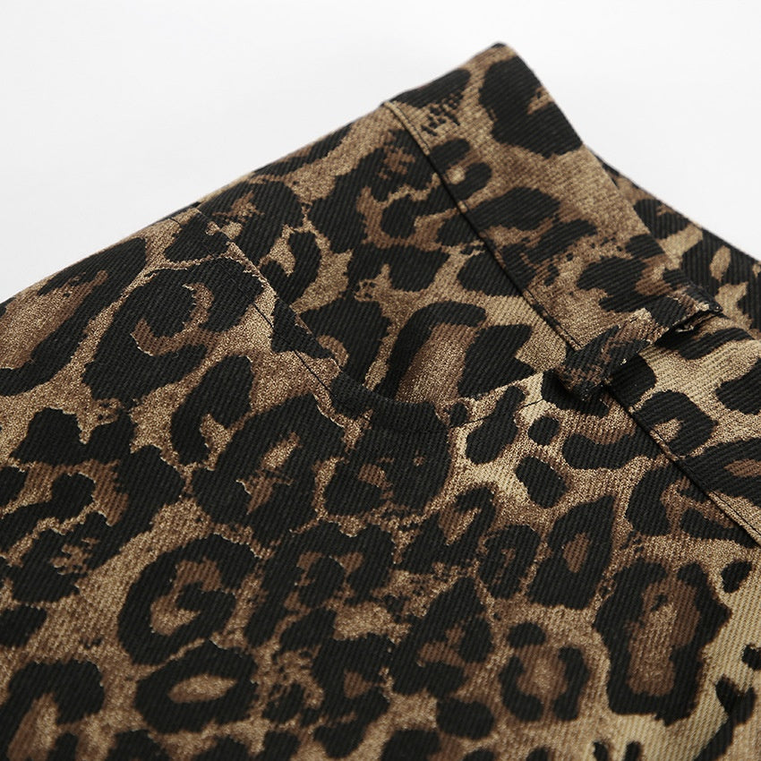 Détail de jean motif léopard femme en tissu marron et noir avec couture apparente