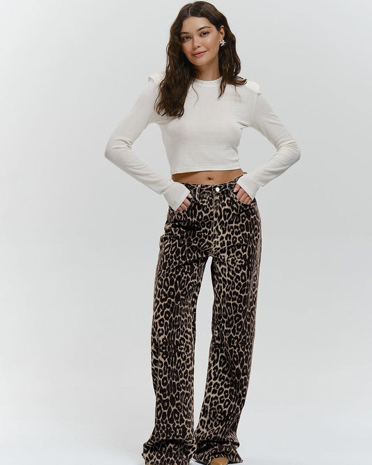 Jean motif léopard femme associé à un top blanc moulant à manches longues My Store