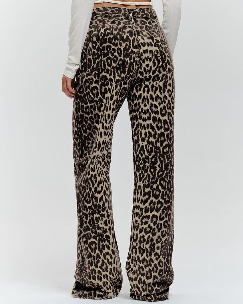 Jean motif léopard femme de dos avec coupe droite et taille haute porté avec un top blanc