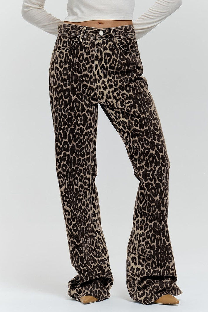 Jean motif léopard femme coupe droite avec ceinture et poches porté par une femme