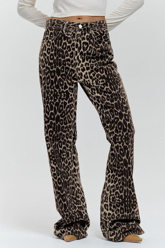 Jean motif léopard femme coupe droite avec ceinture et poches porté par une femme