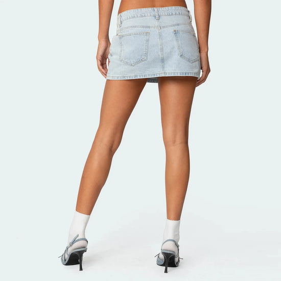 Femme portant une jupe courte jean scandinave bleu clair avec talons et chaussettes blanches
