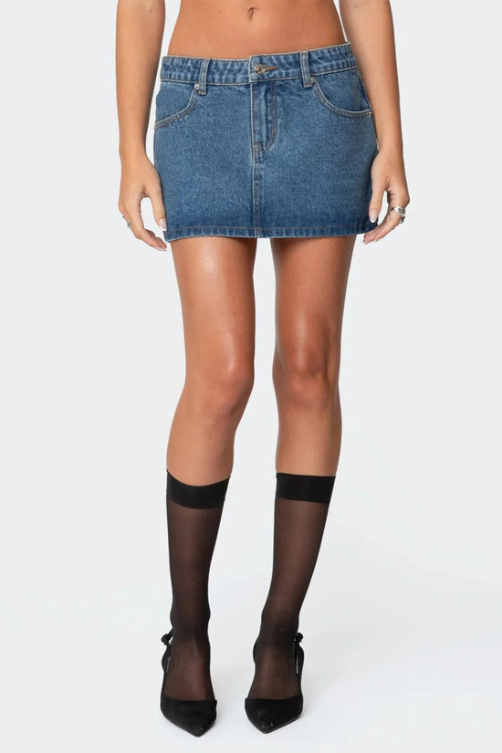 Jupe courte jean scandinave bleu délavé portée avec chaussettes noires et chaussures noires à talons