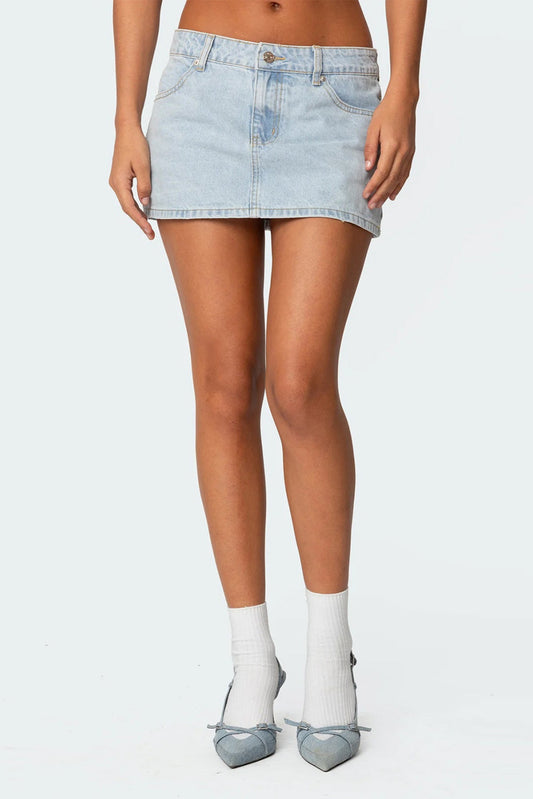 jupe courte jean scandinave en denim clair portée avec chaussettes blanches et chaussures grises