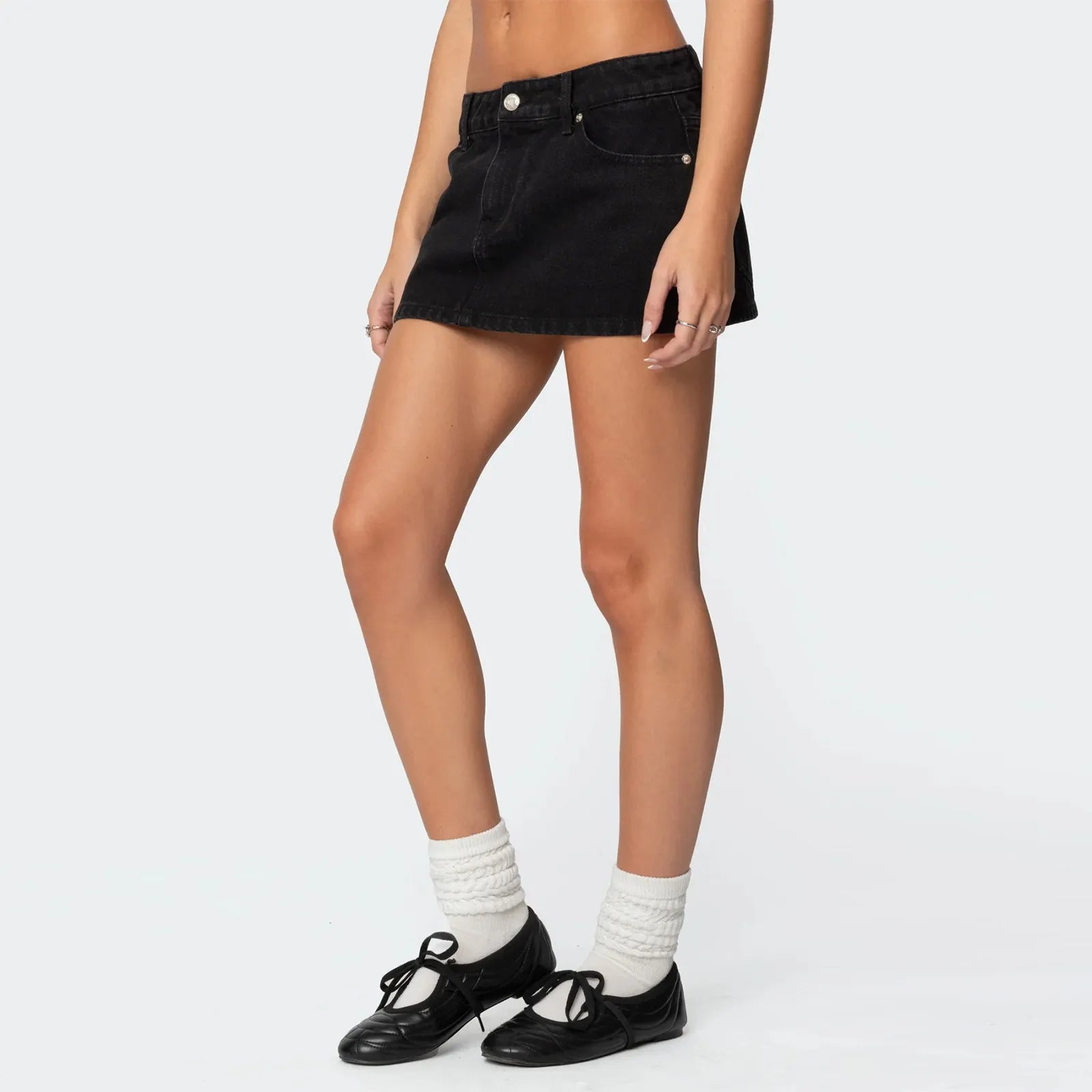 jupe courte jean scandinave noire portée avec chaussettes blanches et chaussures noires