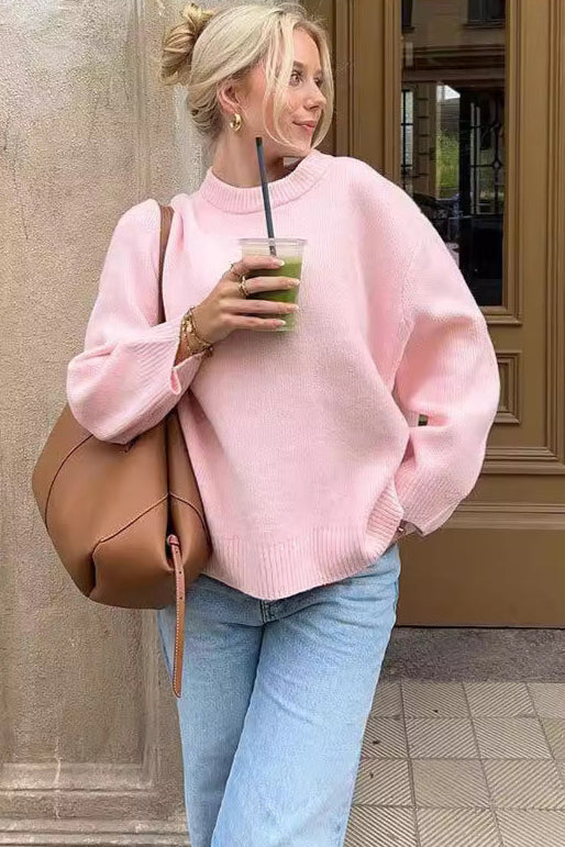 Look clean girl cardigan rose en tricot doux porté avec un jean bleu et sac à main marron