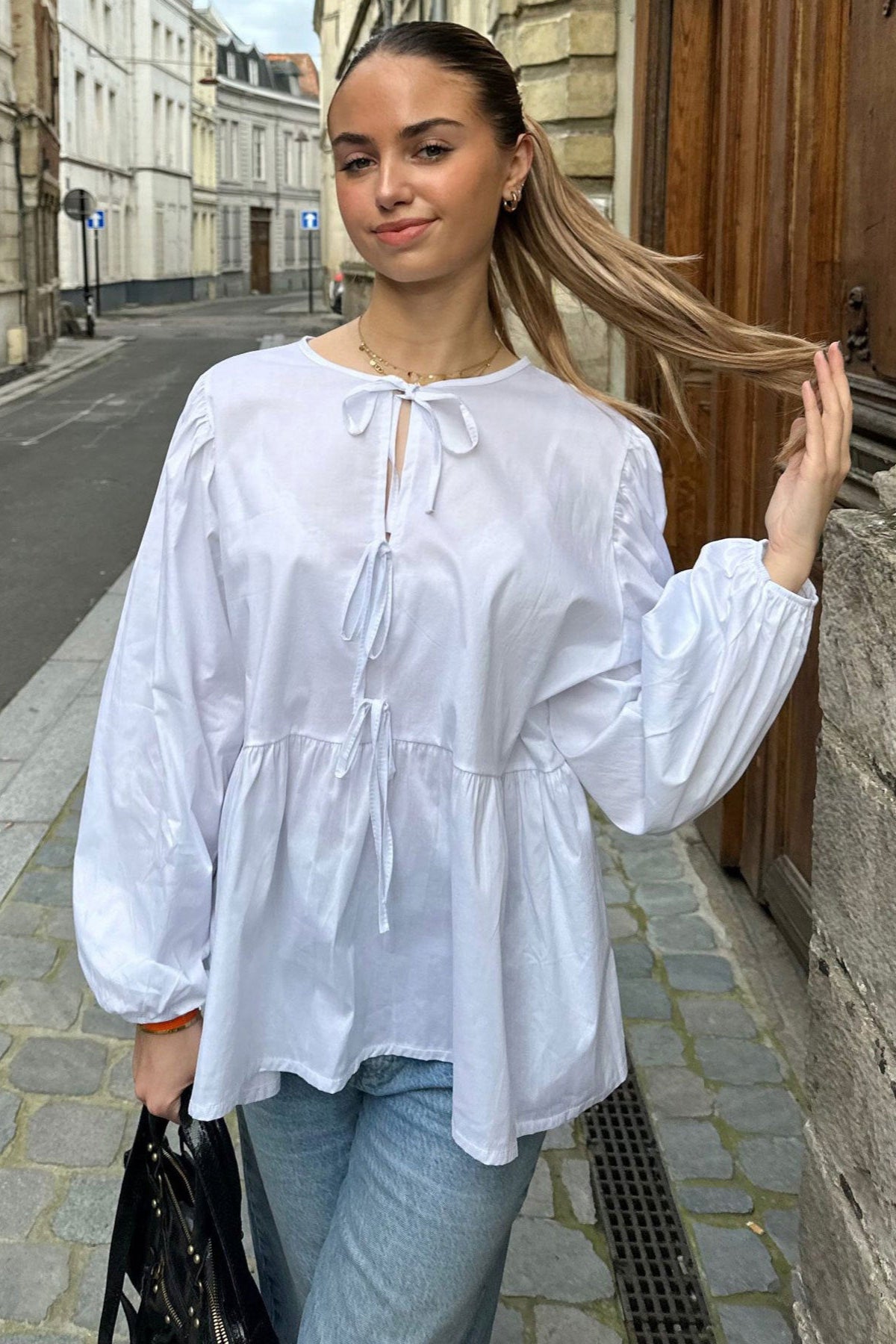 Haut scandinave femme tendance blanc en coton à manches bouffantes porté en ville
