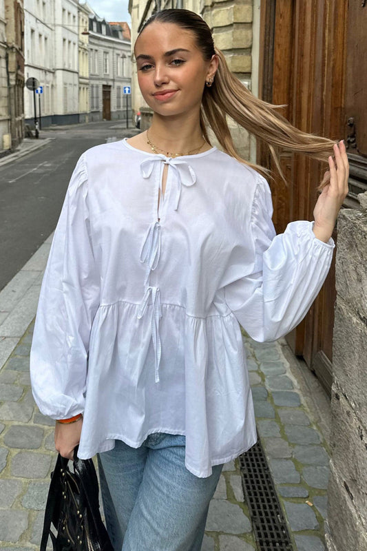 Haut scandinave femme tendance blanc en coton à manches bouffantes porté en ville