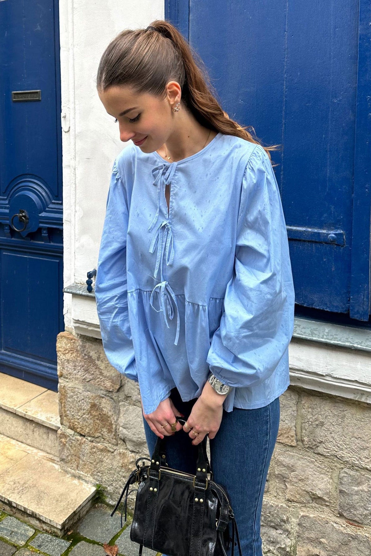 Femme portant un haut scandinave femme tendance bleu clair à manches longues bouffantes