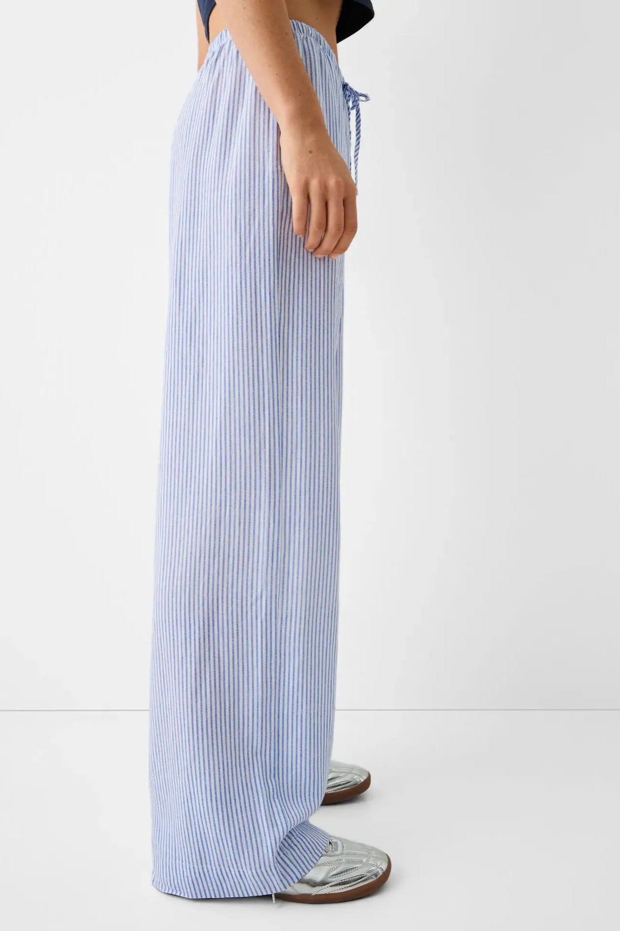Pantalon scandinave style clean girl stockholm style rayé bleu clair et blanc élégant et décontracté