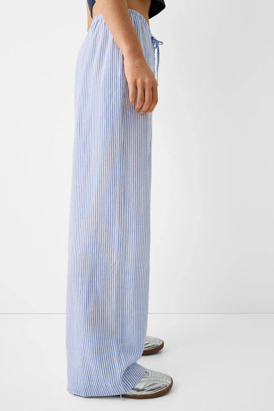 Pantalon scandinave style clean girl stockholm style rayé bleu clair et blanc élégant et décontracté