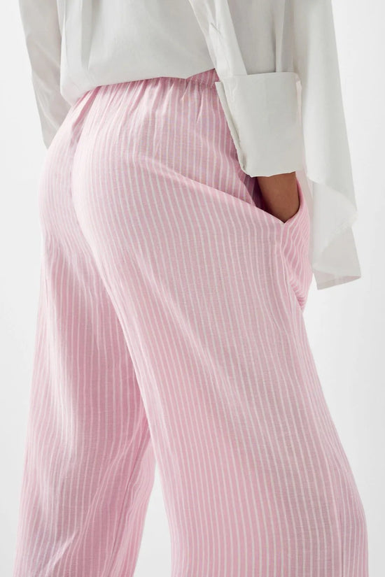 Pantalon scandinave style clean girl stockholm style rose à rayures blanches porté avec un top blanc My Store