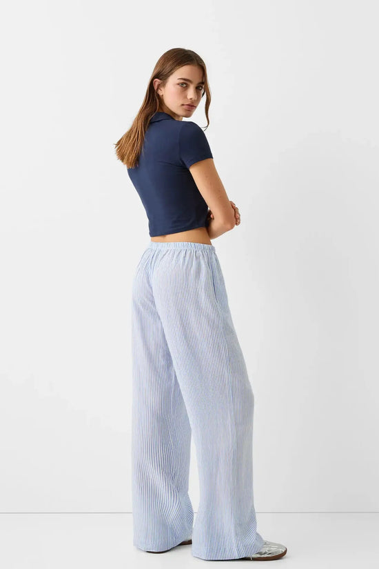 Femme portant un haut bleu marine avec pantalon scandinave style clean girl stockholm style clair et fluide