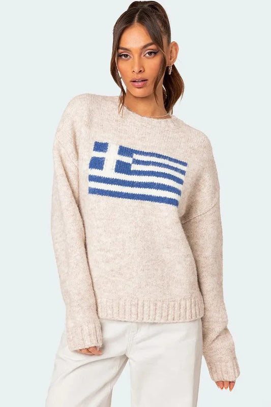 Pull Greekia motif drapeau grec beige en maille confortable porté par une femme