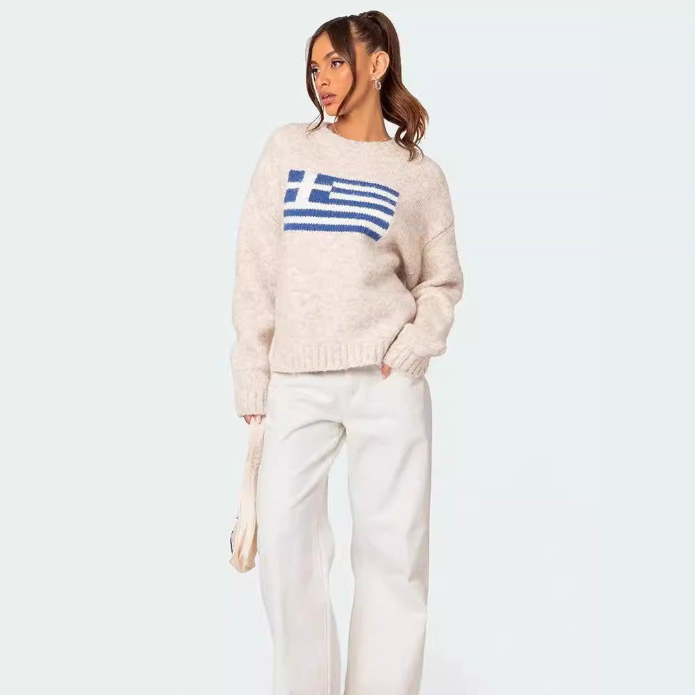 Pull Greekia motif drapeau grec beige porté par une femme avec pantalon blanc My Store