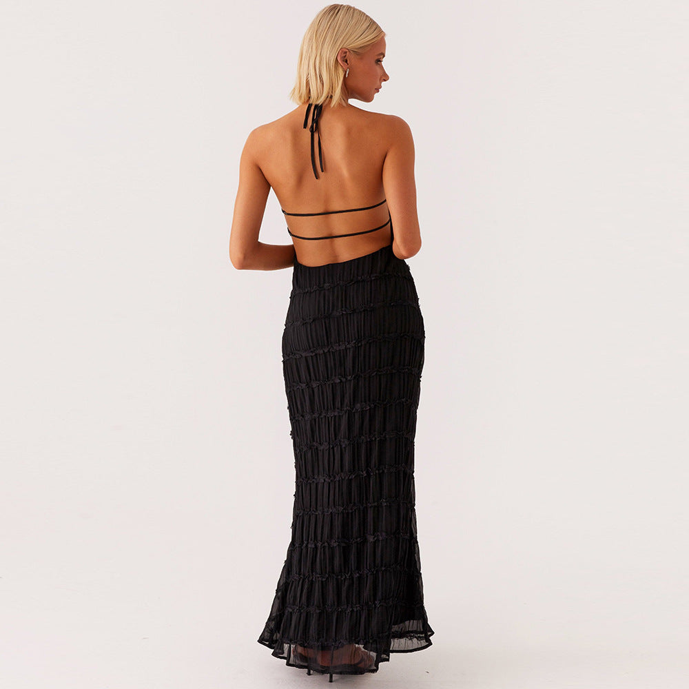 Robe élégante soirée jaune non visible portée par modèle vue de dos en robe longue noire dos nu