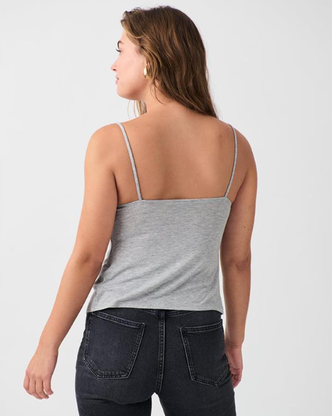 Femme portant un top gris avec fines bretelles vue de dos top noir tendance femme