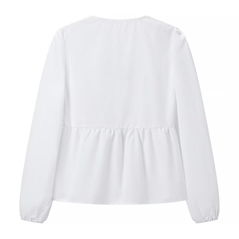 Top blanc clean girl tendance manches longues avec coupe fluide pour un style élégant