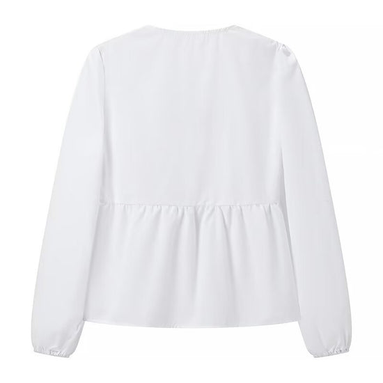 Top blanc clean girl tendance manches longues avec coupe fluide pour un style élégant