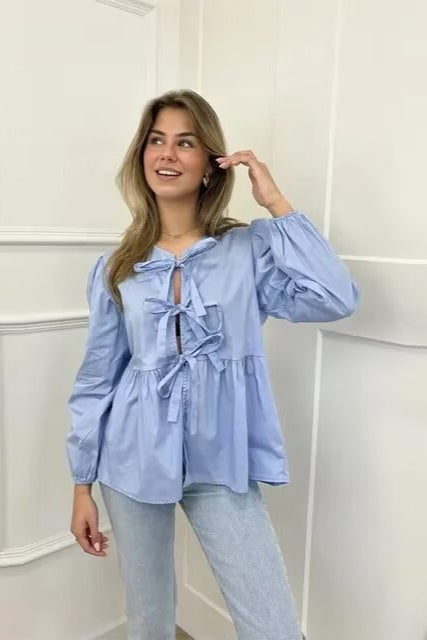 Top blanc clean girl tendance style blouse légère bleu clair avec manches longues