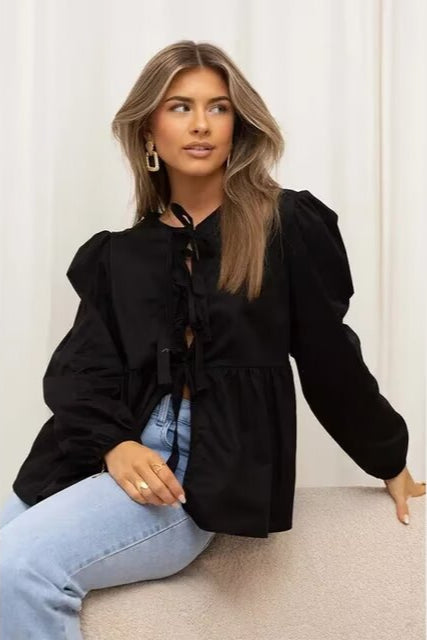 Top blanc clean girl tendance style My Store modèle féminin avec manches longues et noeuds