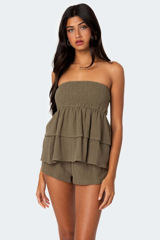 Femme portant un haut chic vanillagirl blanc sans manches avec volant et short assorti