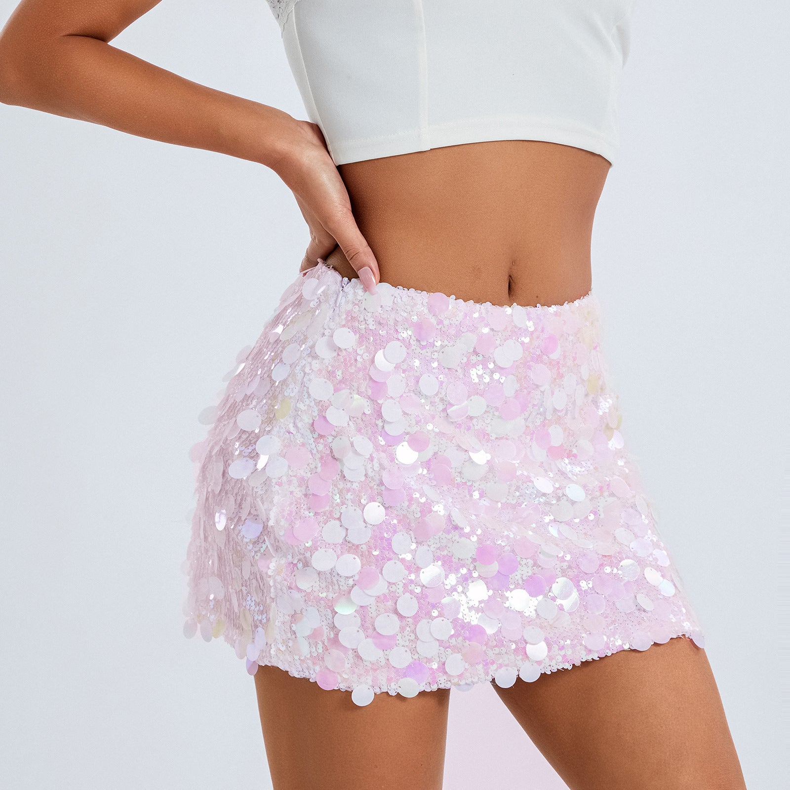 Jupe vanillagirl sequin blanche brillante portée avec un top blanc court