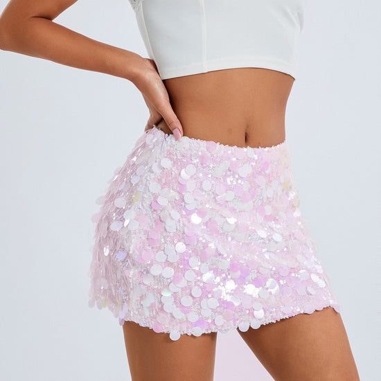 Jupe vanillagirl sequin blanche brillante portée avec un top blanc court