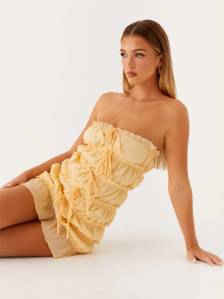 Femme portant une robe courte soirée vanillagirl jaune crème sans bretelles pour My Store