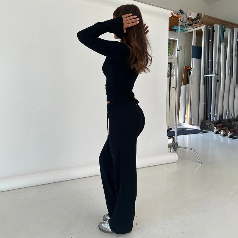 Femme portant un top noir My Store dans une tenue vanillagirl scandinavia élégante et moderne