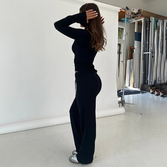 Femme portant un top noir My Store dans une tenue vanillagirl scandinavia élégante et moderne