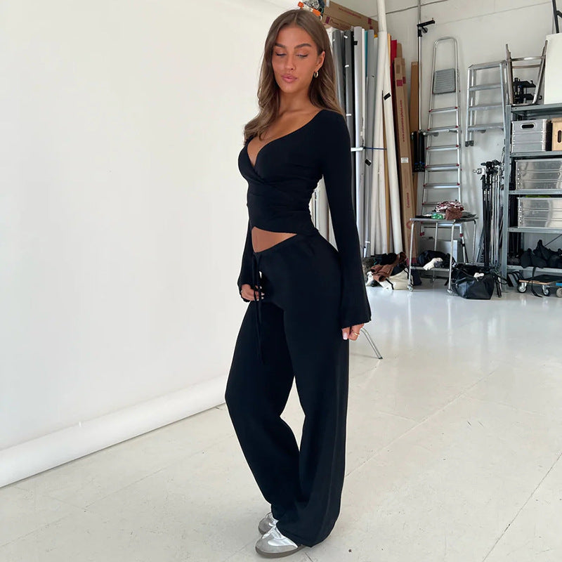 Jeune femme portant tenue vanillagirl scandinavia noire avec top ajusté et pantalon ample