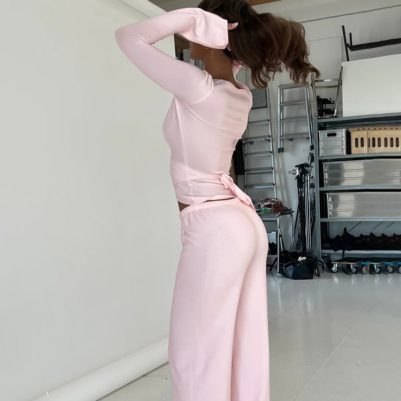 Top rose à manches longues porté dans une tenue vanillagirl scandinavia élégante et moderne