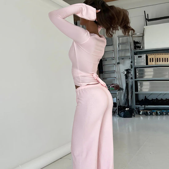 Top rose à manches longues porté dans une tenue vanillagirl scandinavia élégante et moderne